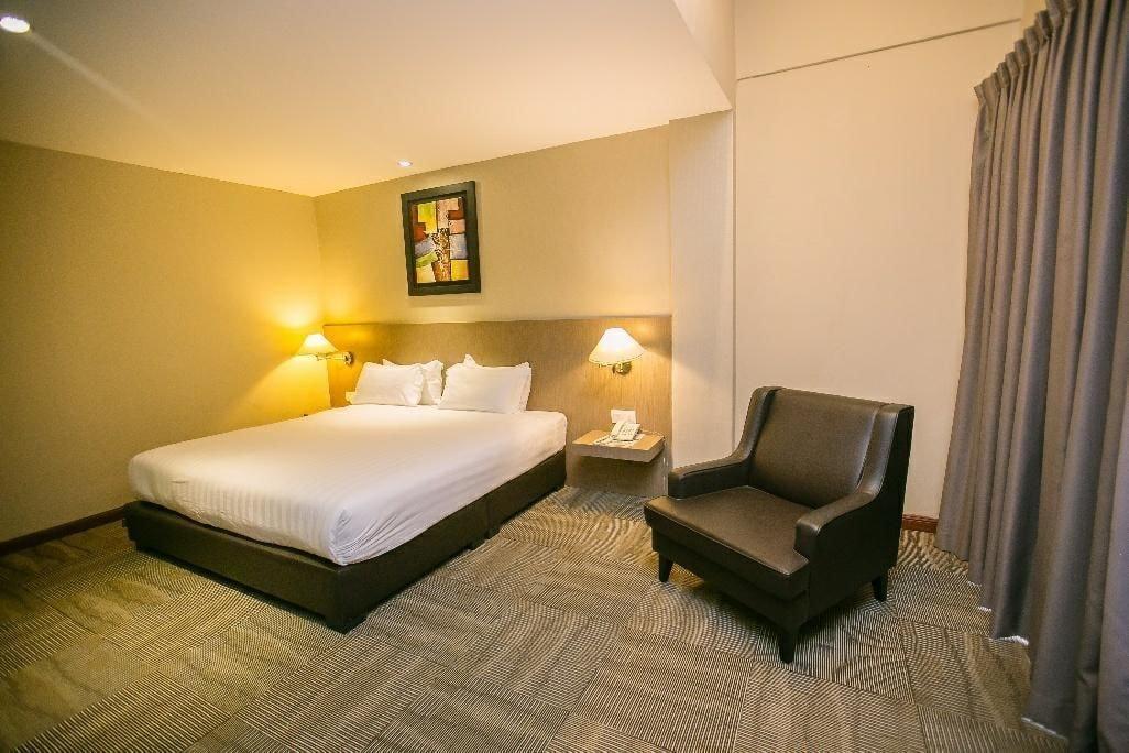 Merdeka Hotel Keluang Exterior foto
