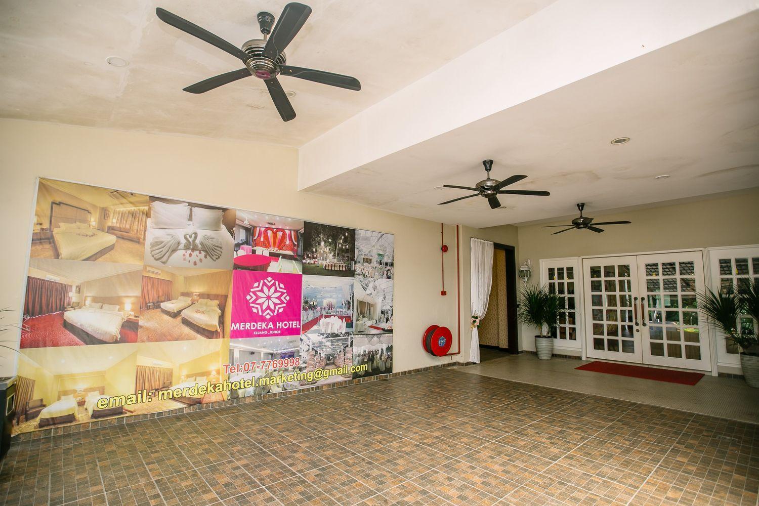 Merdeka Hotel Keluang Exterior foto