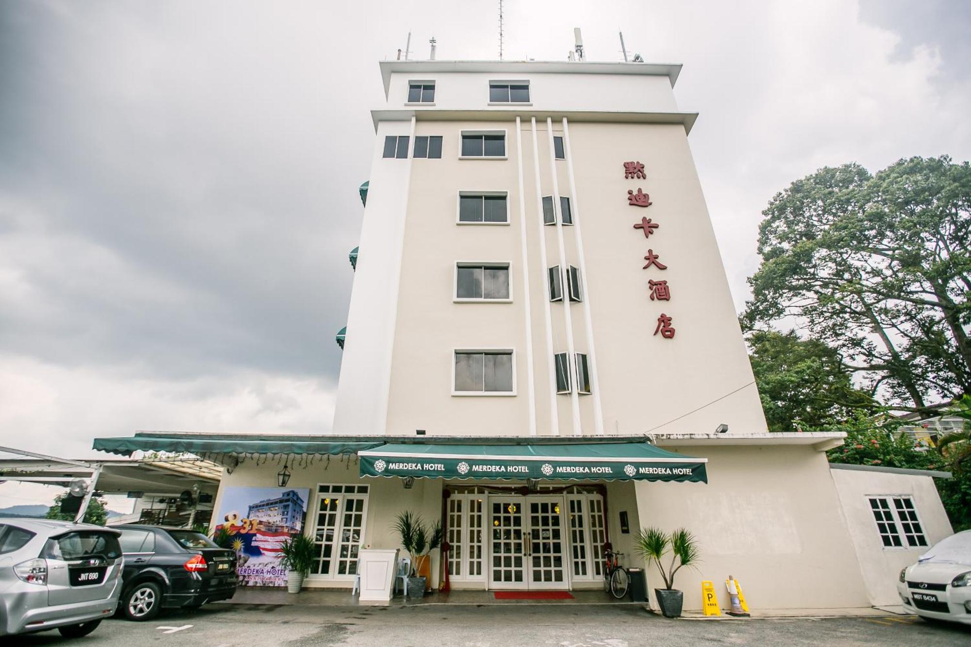 Merdeka Hotel Keluang Exterior foto