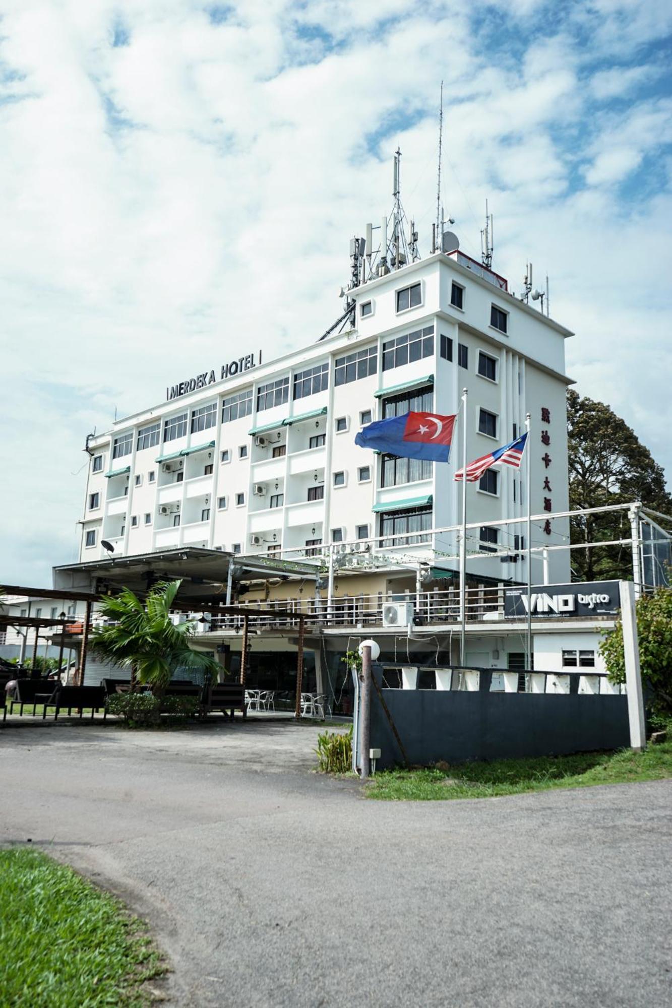Merdeka Hotel Keluang Exterior foto