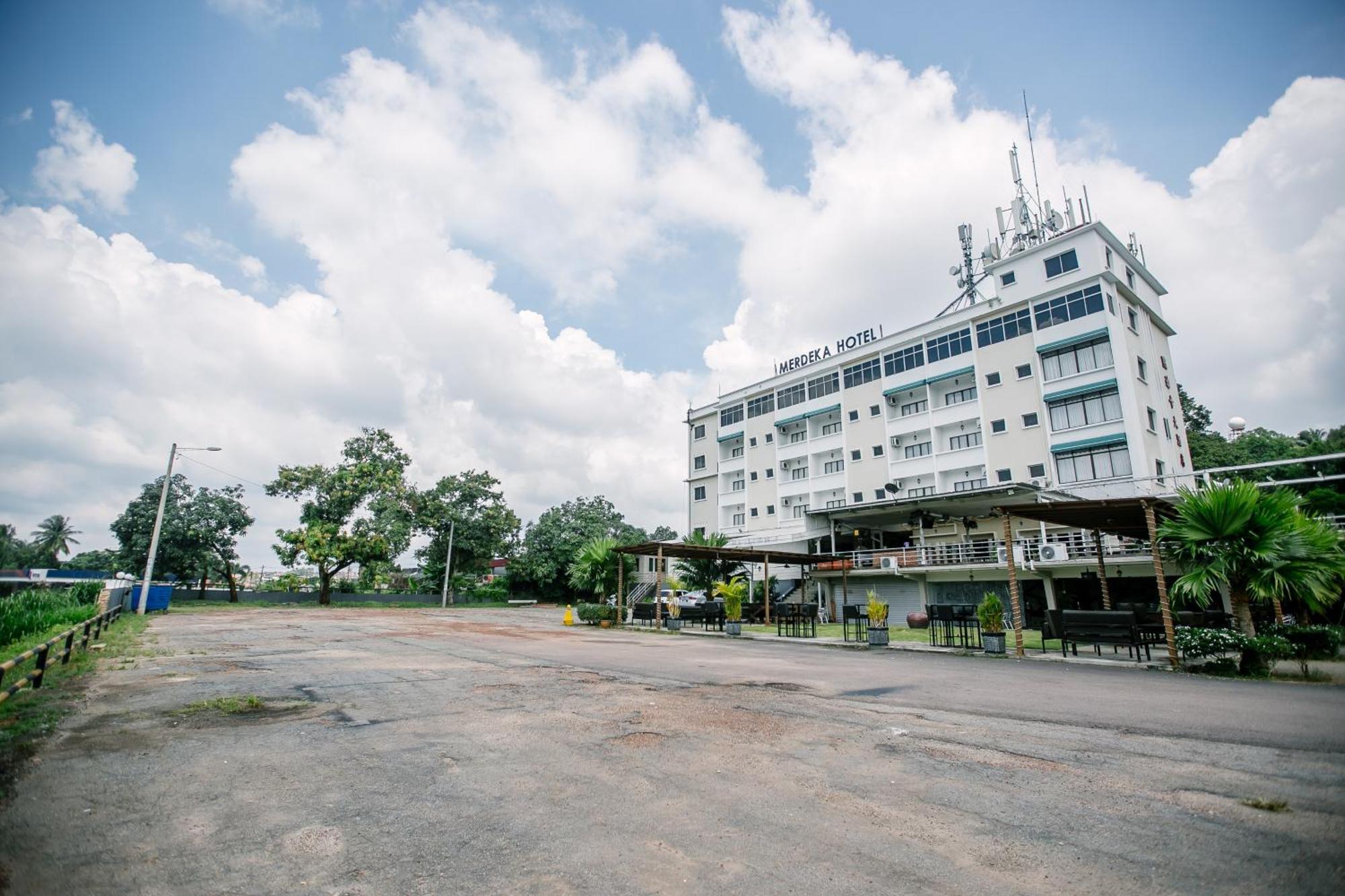 Merdeka Hotel Keluang Exterior foto