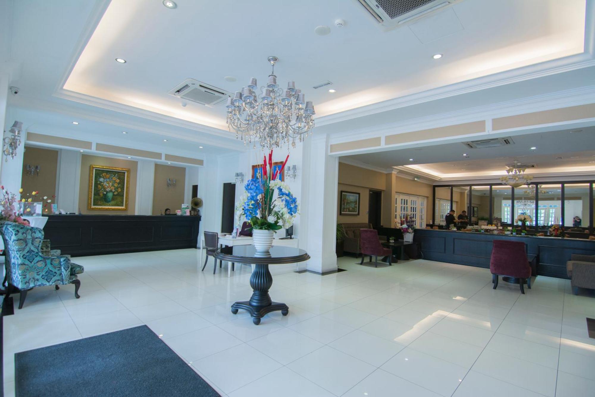 Merdeka Hotel Keluang Exterior foto