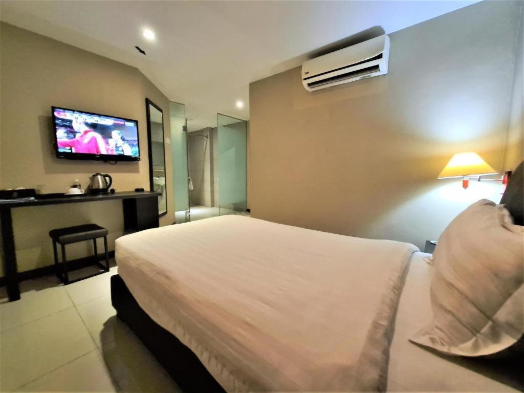 Merdeka Hotel Keluang Exterior foto