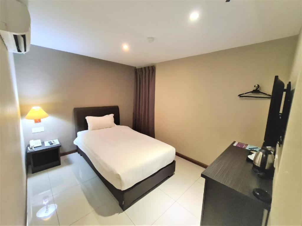 Merdeka Hotel Keluang Exterior foto