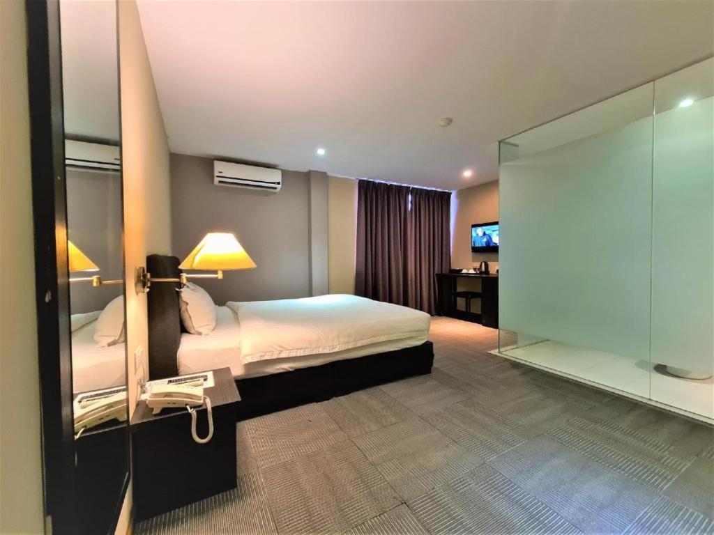 Merdeka Hotel Keluang Exterior foto