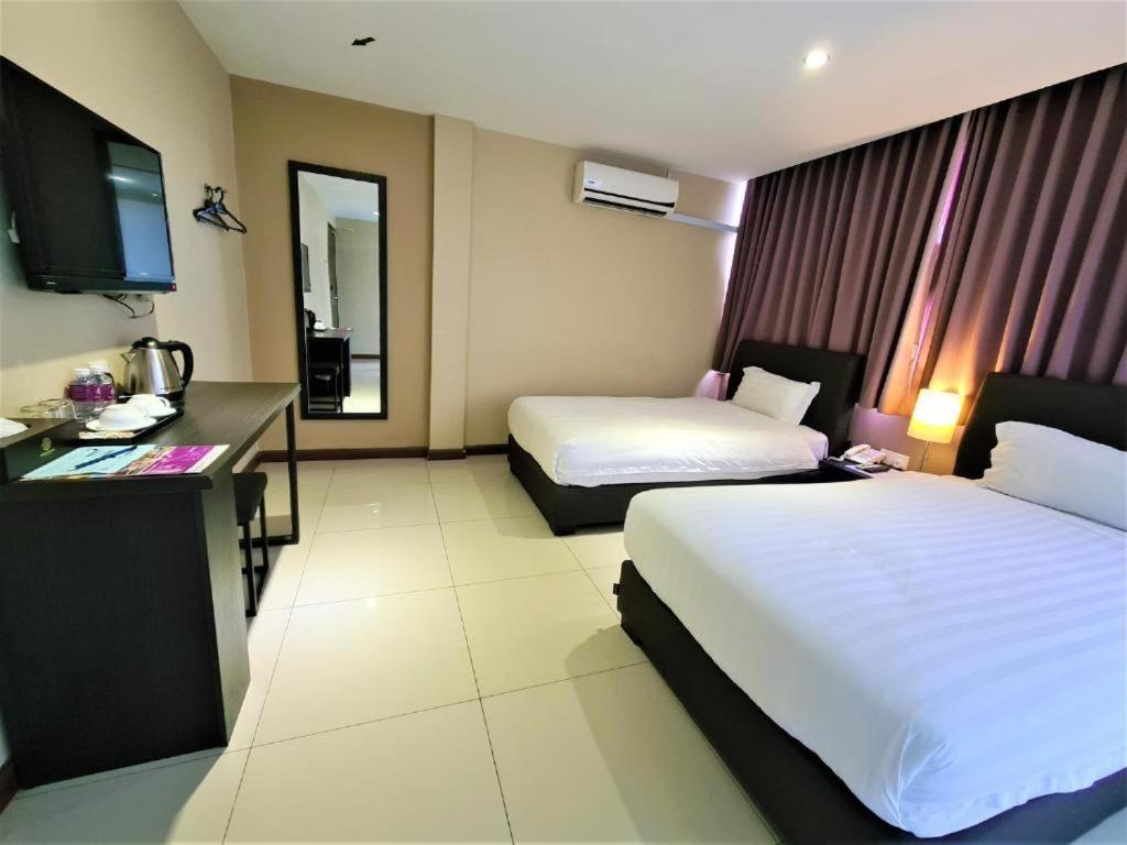 Merdeka Hotel Keluang Exterior foto