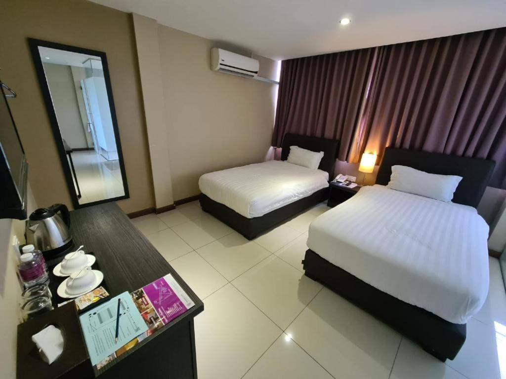 Merdeka Hotel Keluang Exterior foto