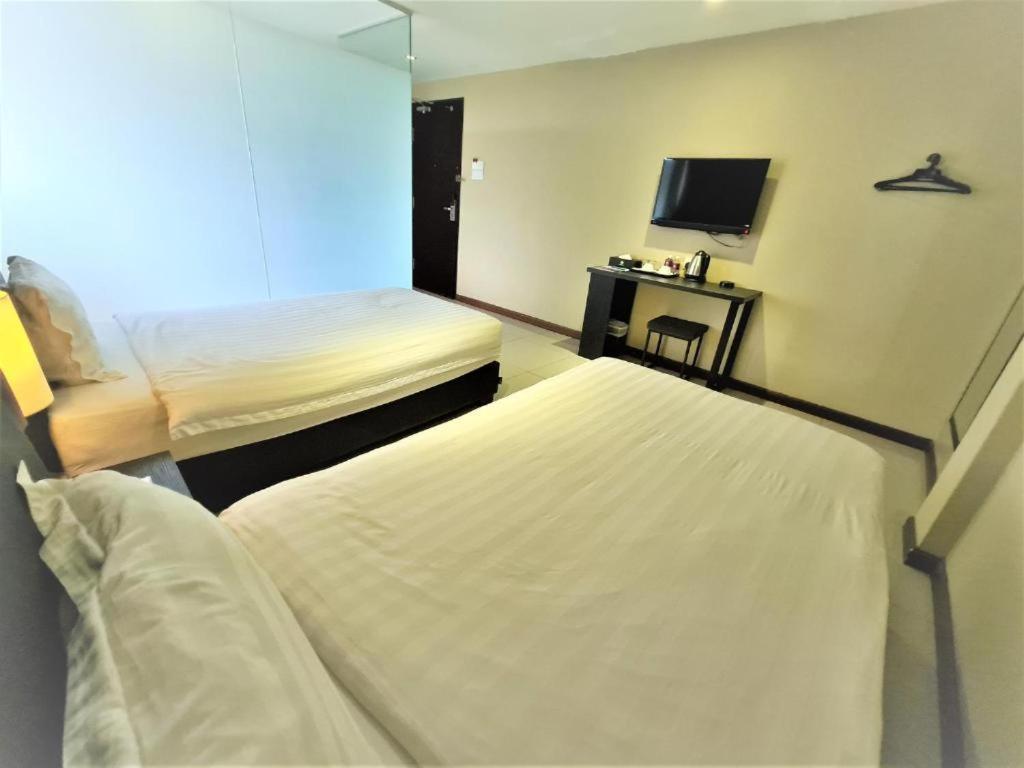 Merdeka Hotel Keluang Exterior foto