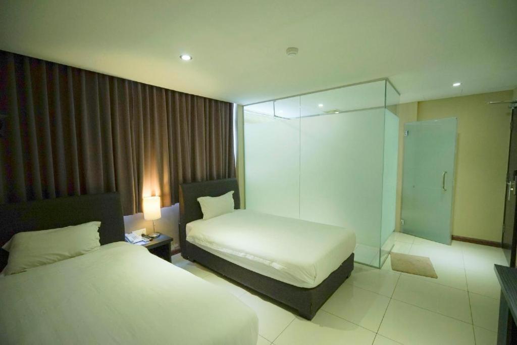 Merdeka Hotel Keluang Exterior foto