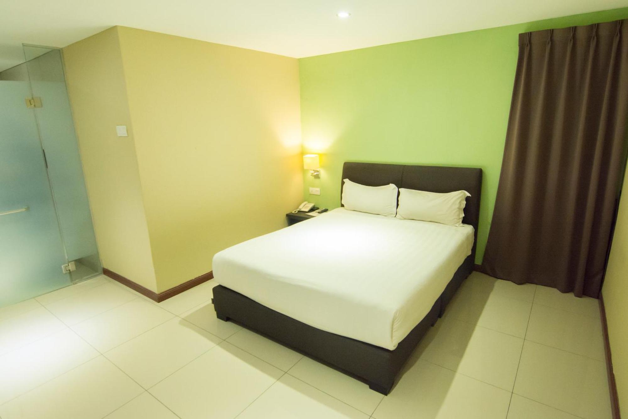 Merdeka Hotel Keluang Exterior foto