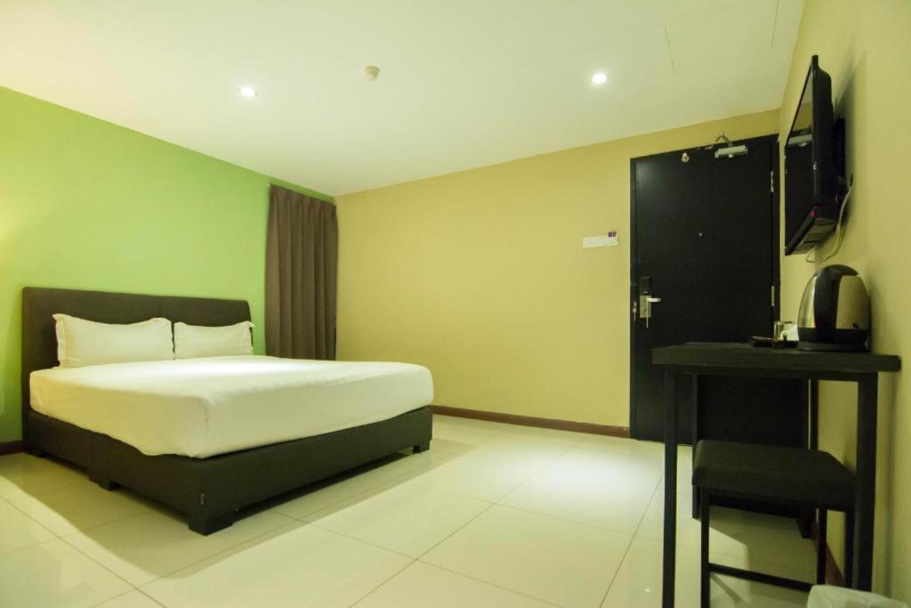 Merdeka Hotel Keluang Exterior foto