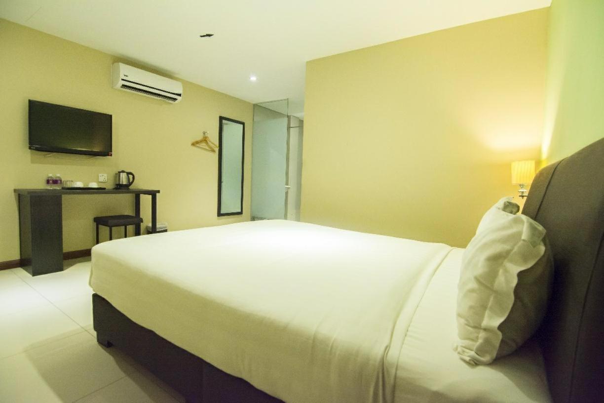 Merdeka Hotel Keluang Exterior foto