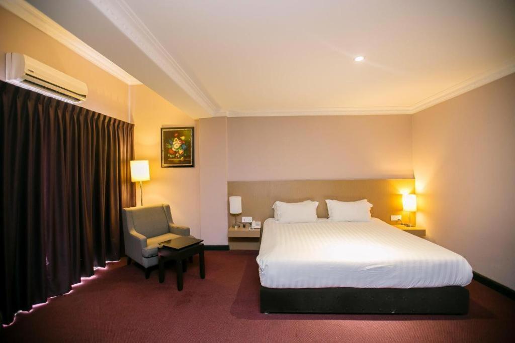 Merdeka Hotel Keluang Exterior foto