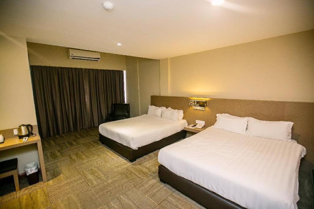 Merdeka Hotel Keluang Exterior foto