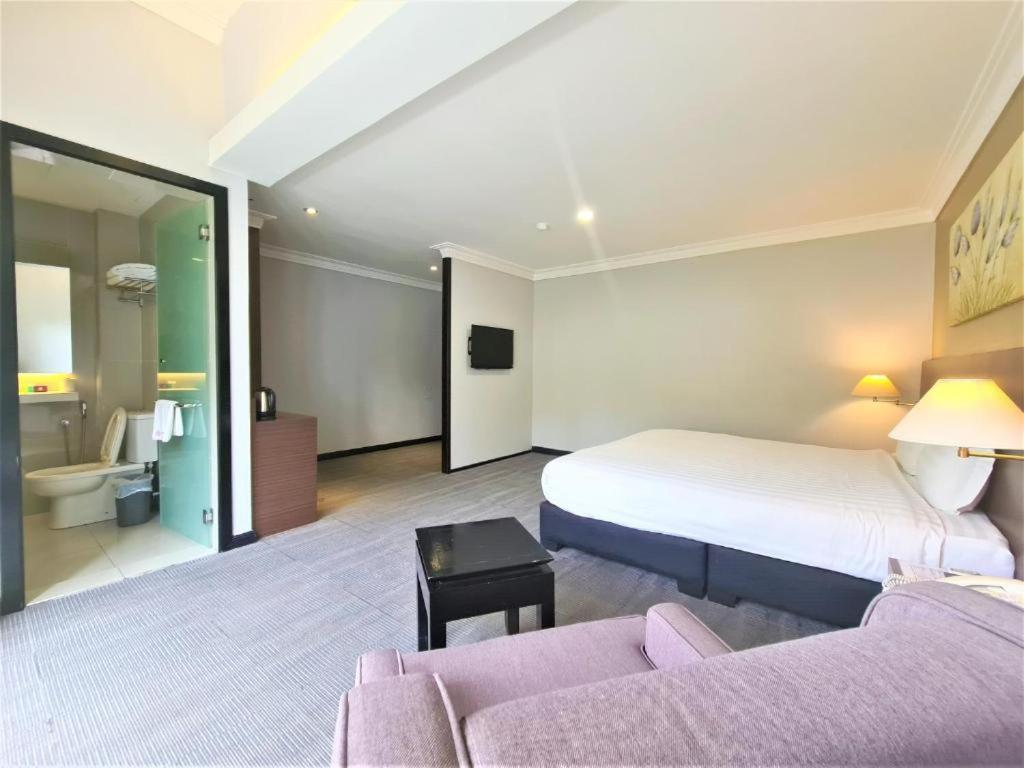 Merdeka Hotel Keluang Exterior foto