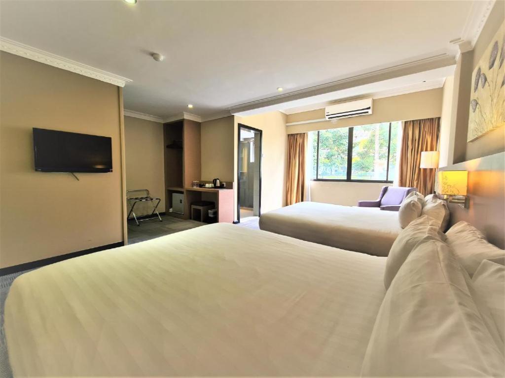 Merdeka Hotel Keluang Exterior foto