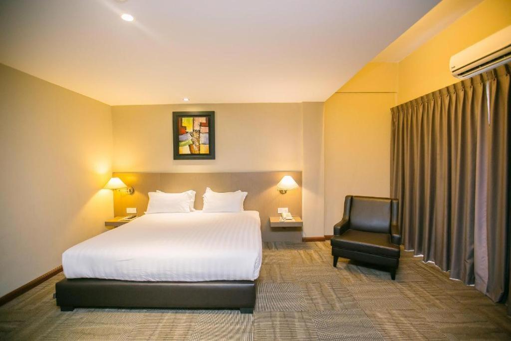 Merdeka Hotel Keluang Exterior foto