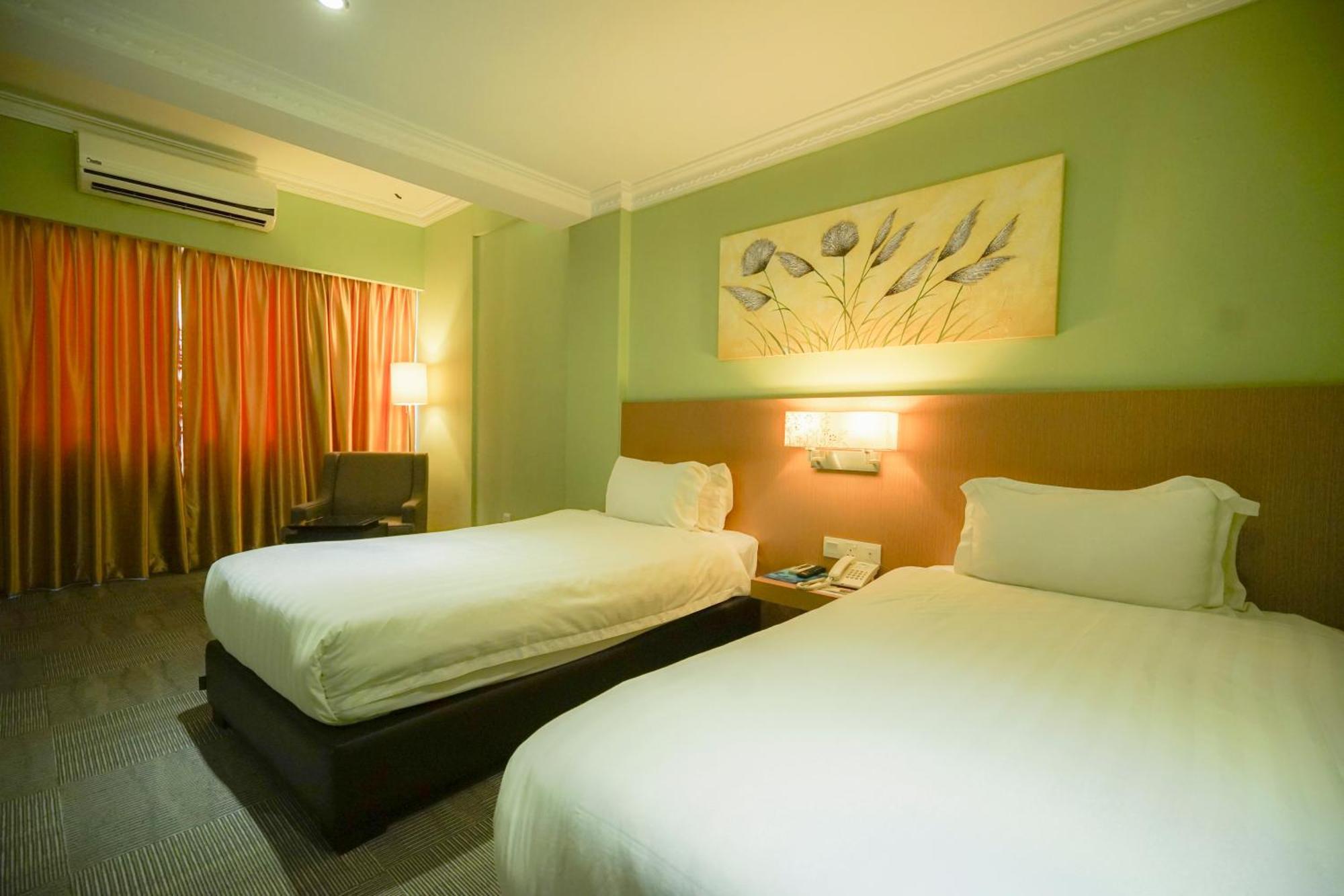 Merdeka Hotel Keluang Exterior foto