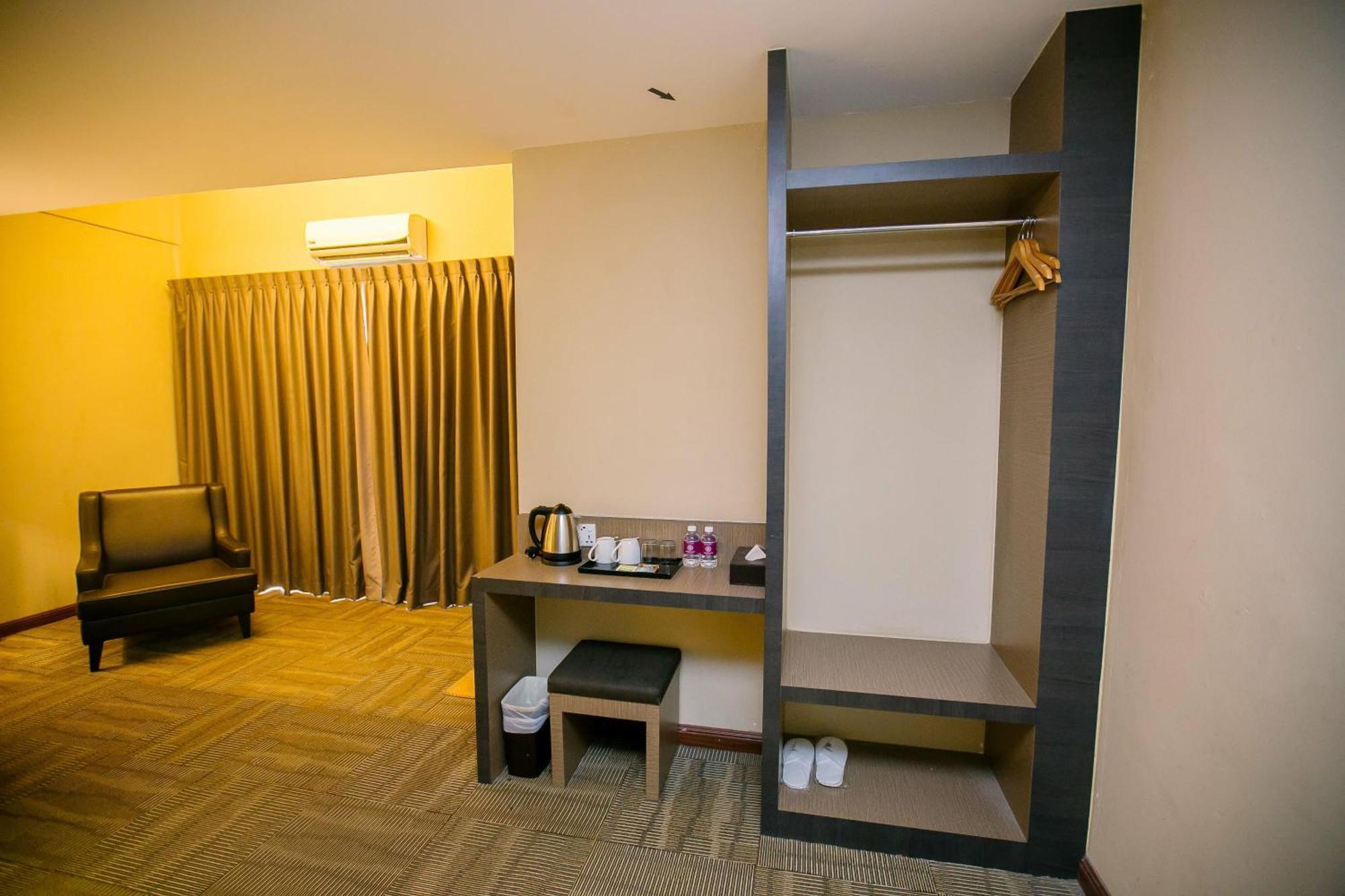 Merdeka Hotel Keluang Exterior foto