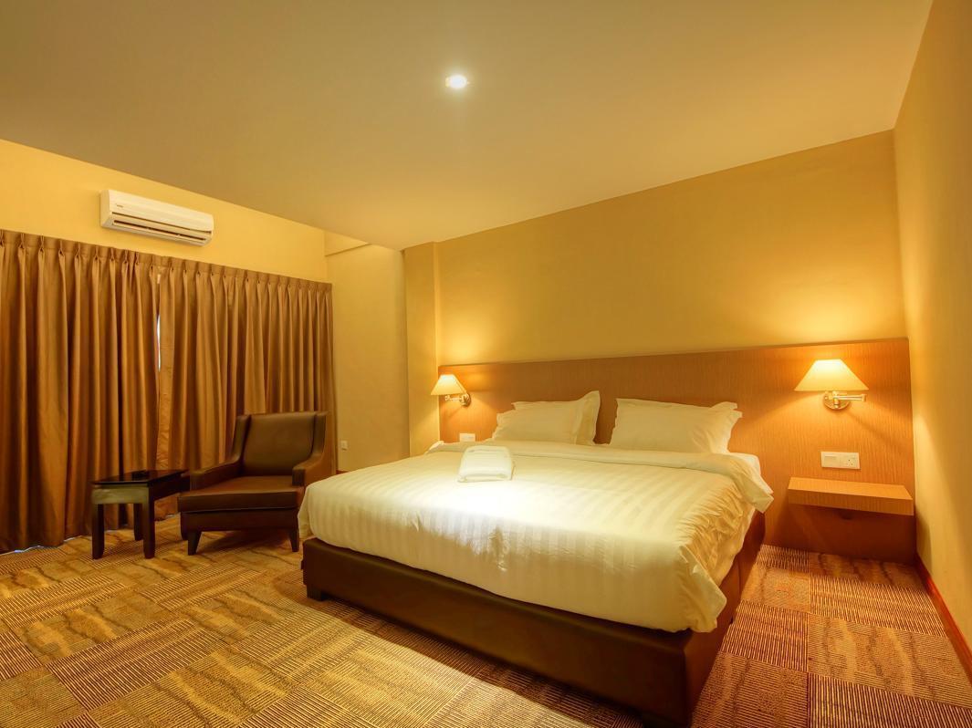Merdeka Hotel Keluang Exterior foto