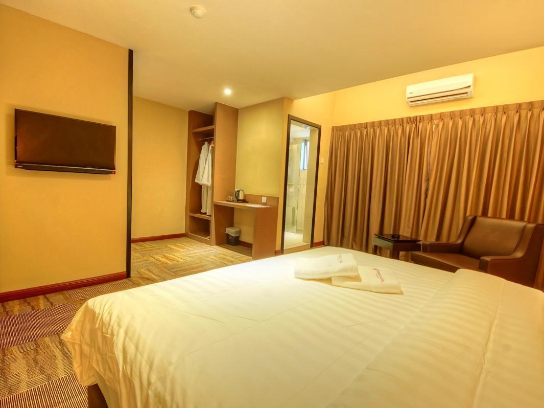 Merdeka Hotel Keluang Exterior foto